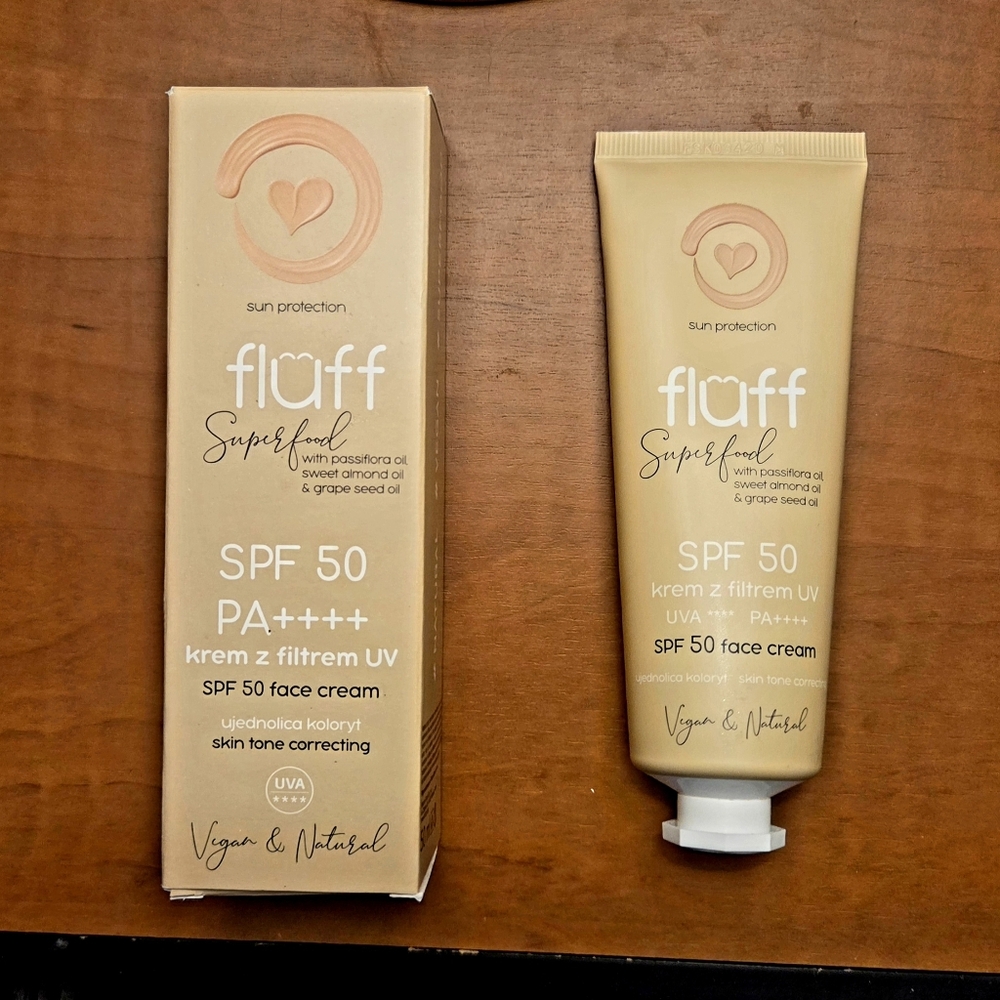 FLUFF  SUPERFOOD - SPF 50 Correcting Cream Balancing Skin Tone with Tint Europe